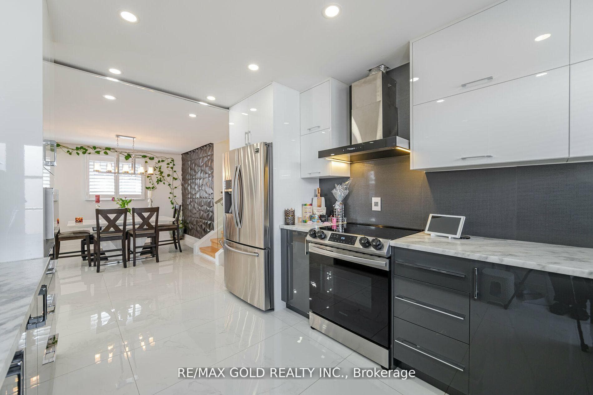 7 Envoy Boulevard photo 10