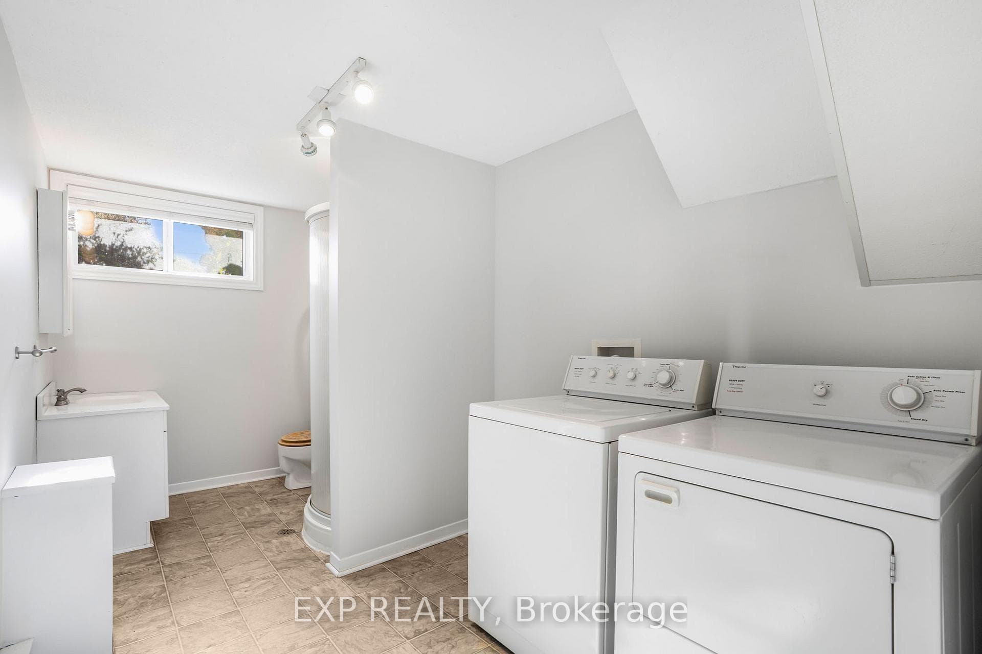 5 ALBERT Street photo 25