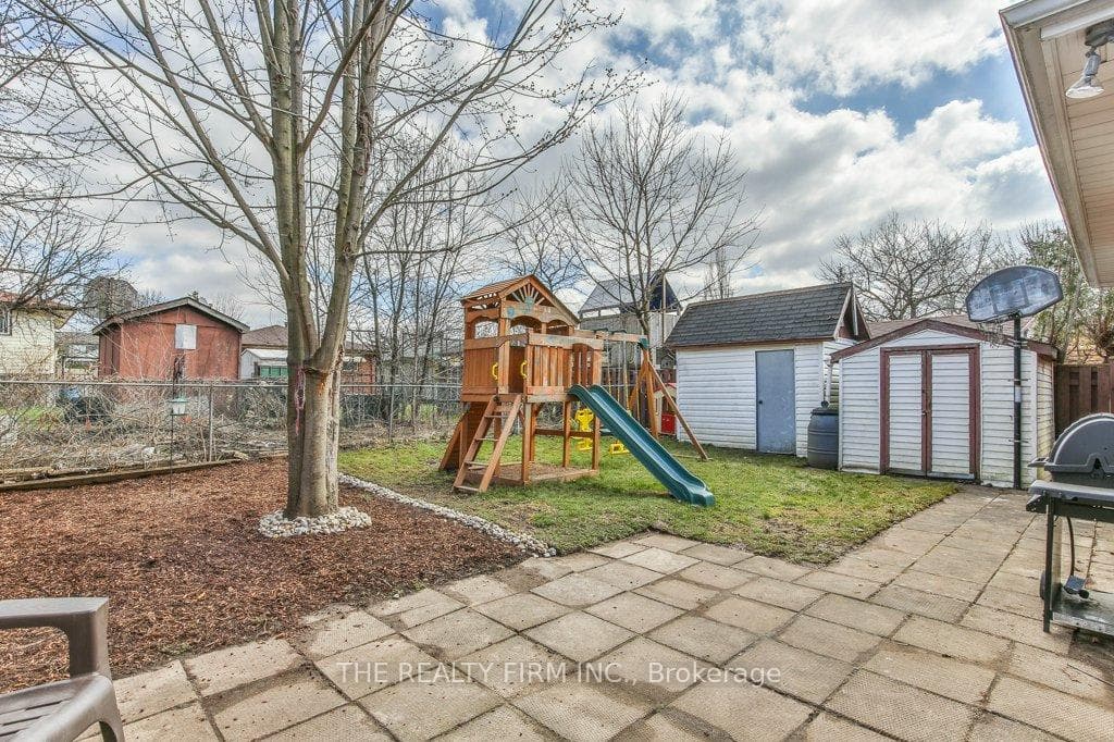 8 Barrett Crescent photo 34