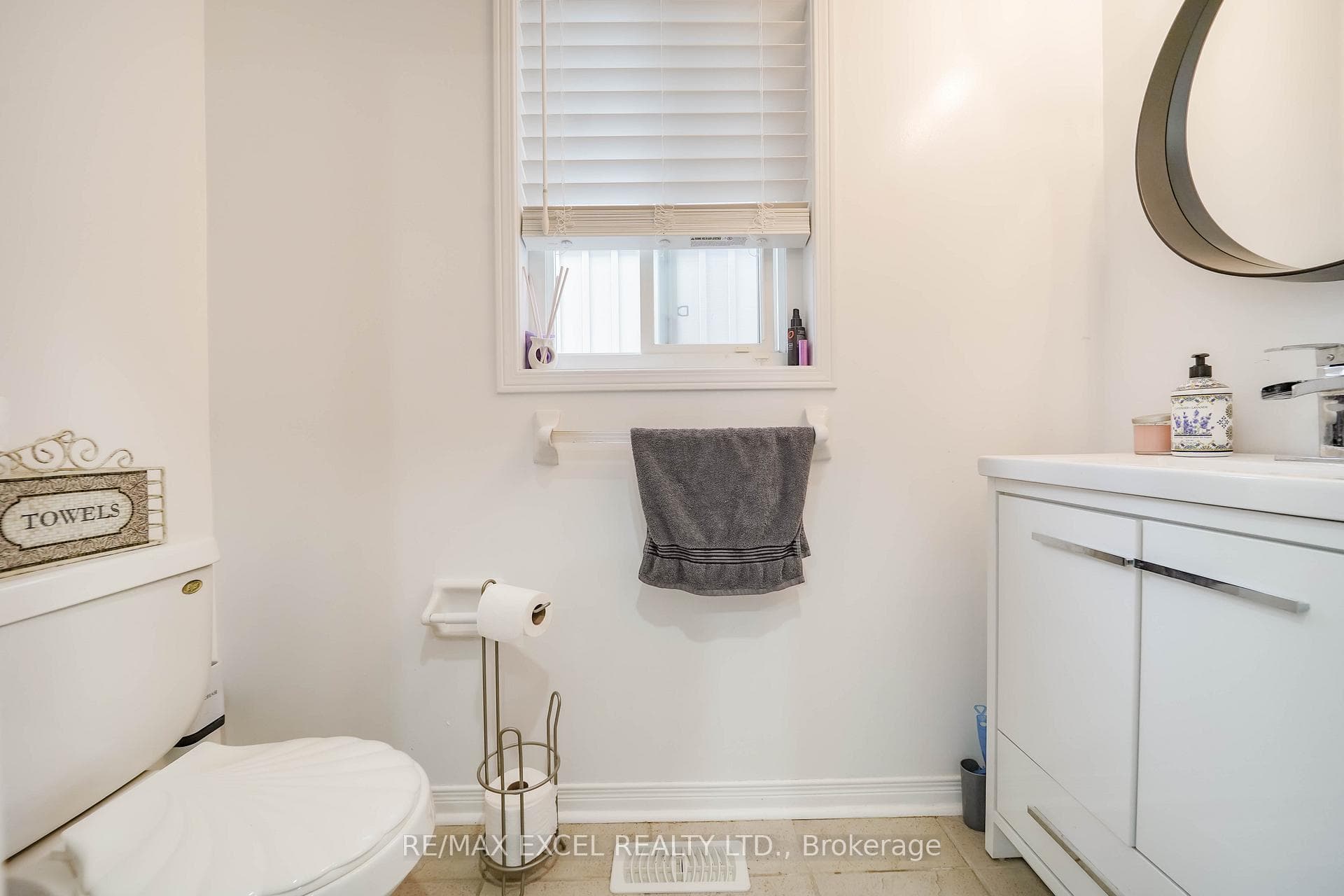 1031 Beneford Road photo 6