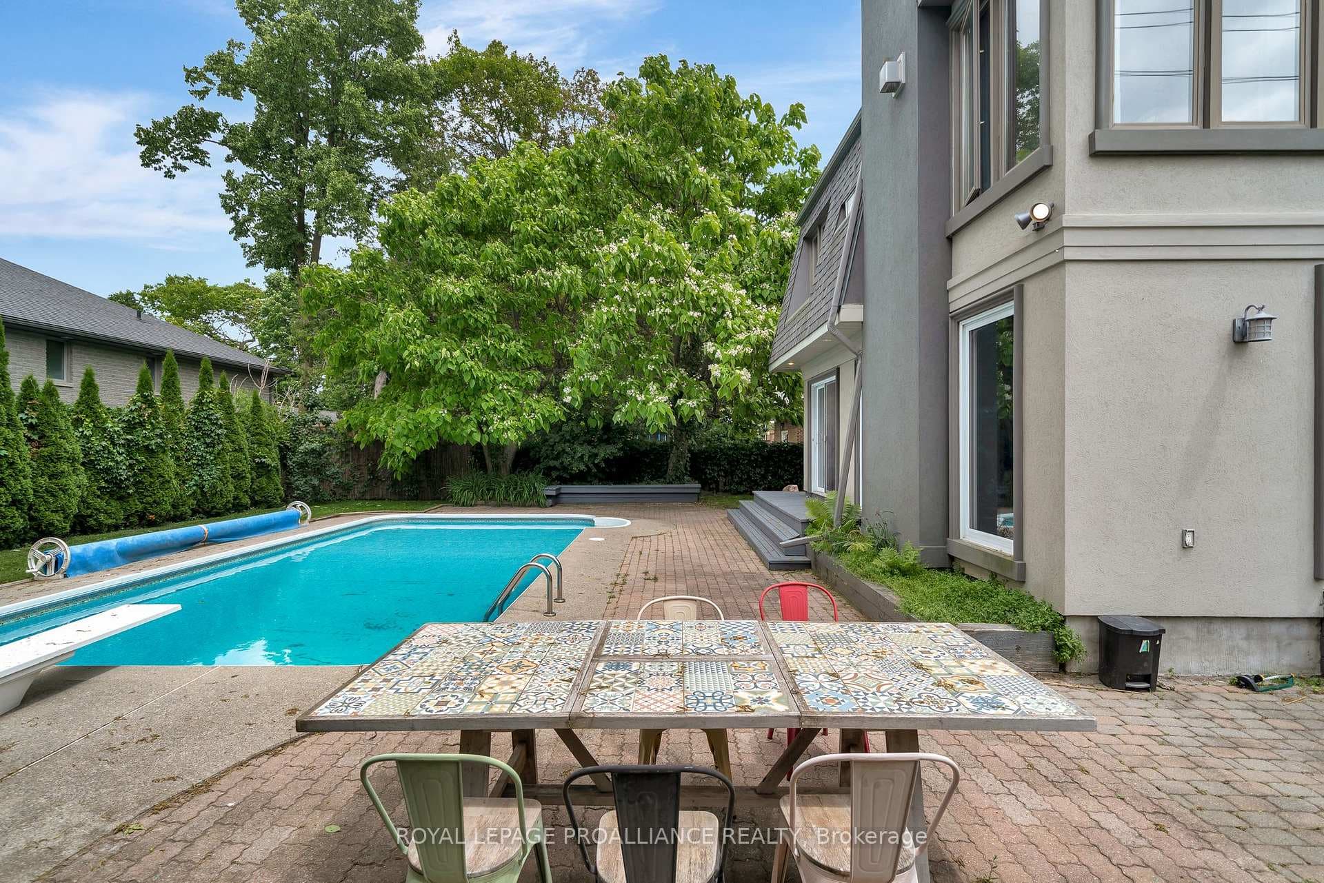 27 FOREST HILL Crescent photo 40