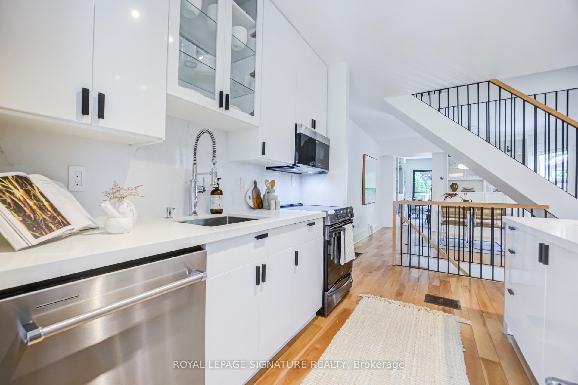 442 Rhodes Avenue photo 11