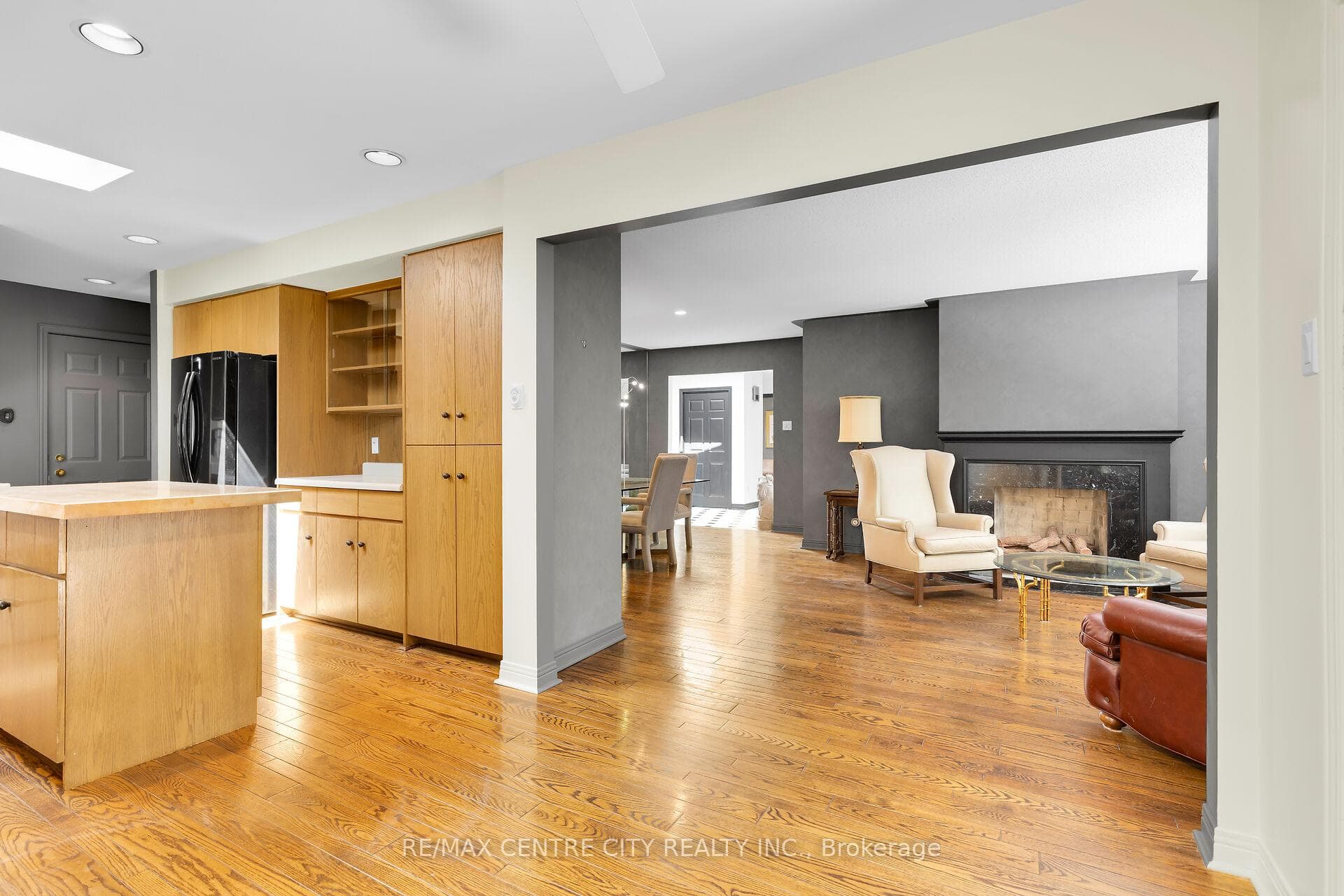 439 Grosvenor Street photo 14