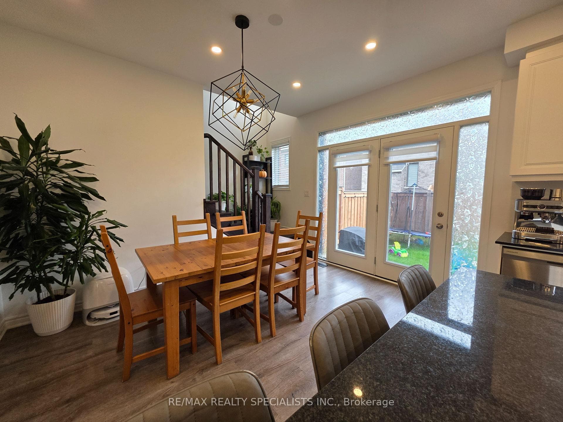 1536 Moira Crescent photo 7