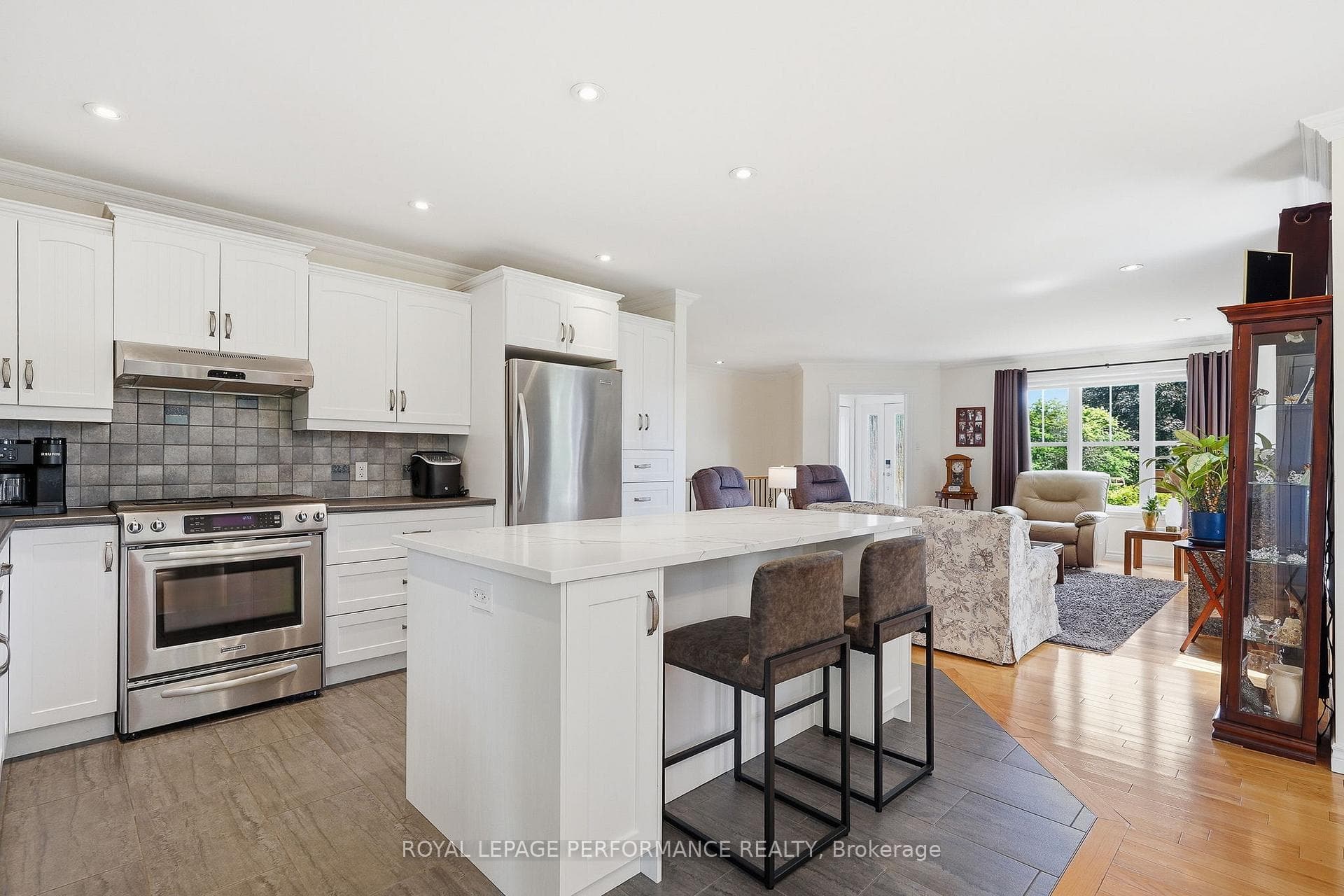 992 Ghislain Street photo 5