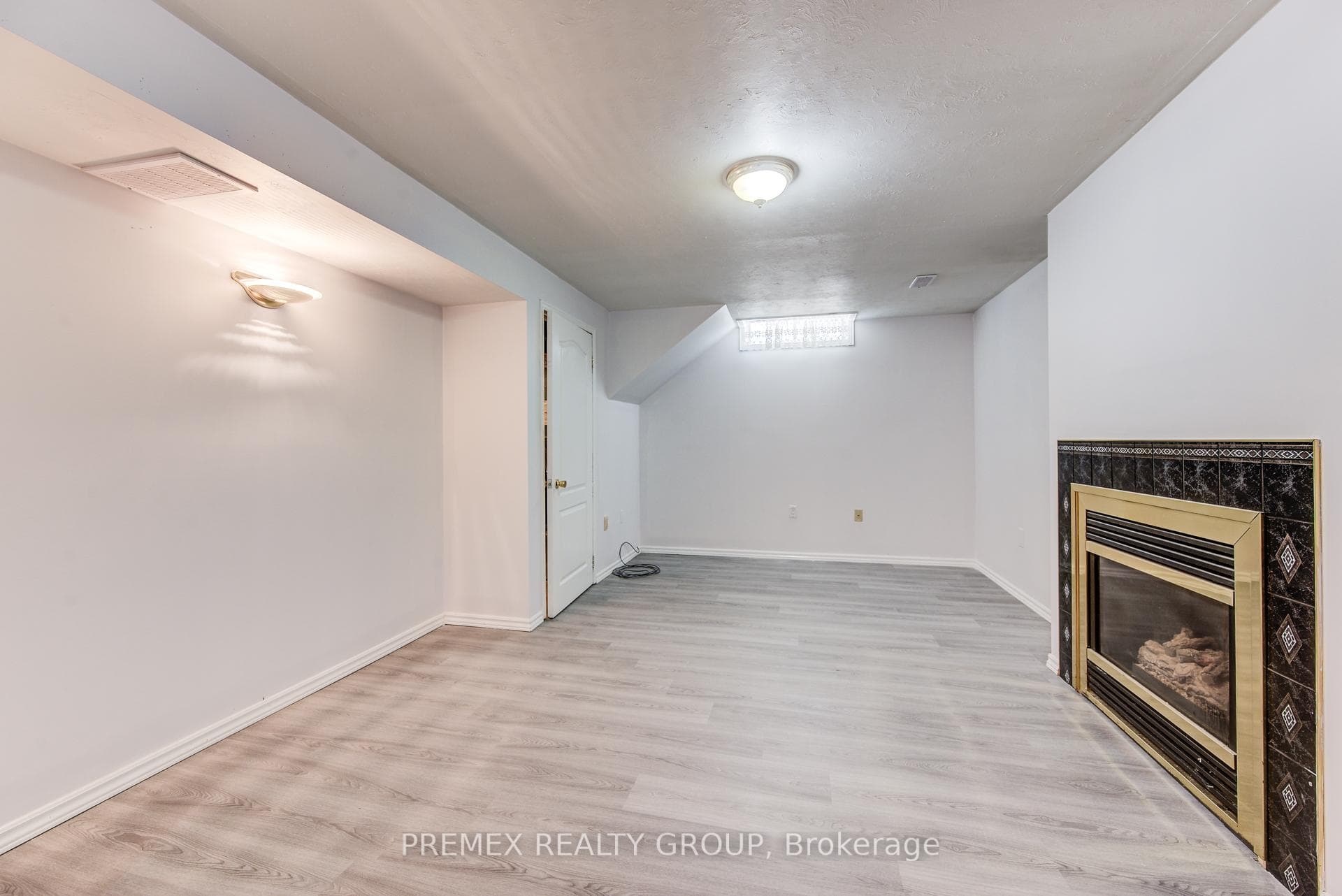 953 Elgin Street photo 32