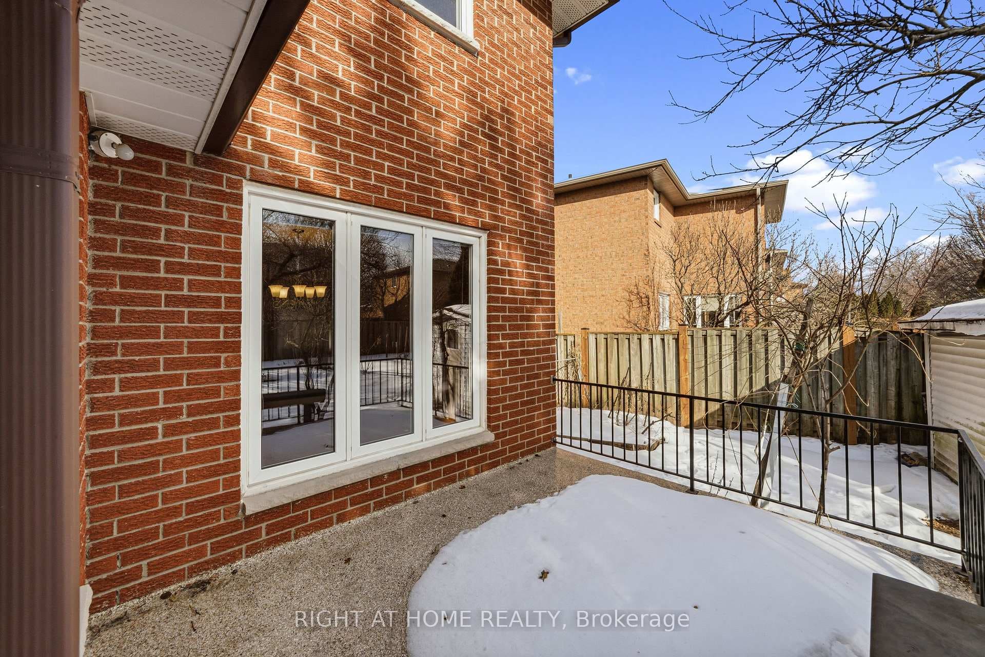 2084 Pen Street photo 38
