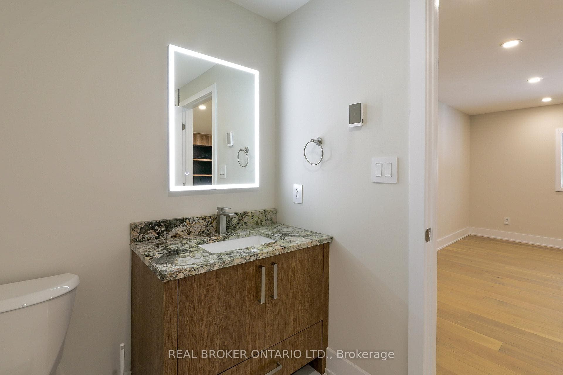 Main 4 pc bathroom off the den