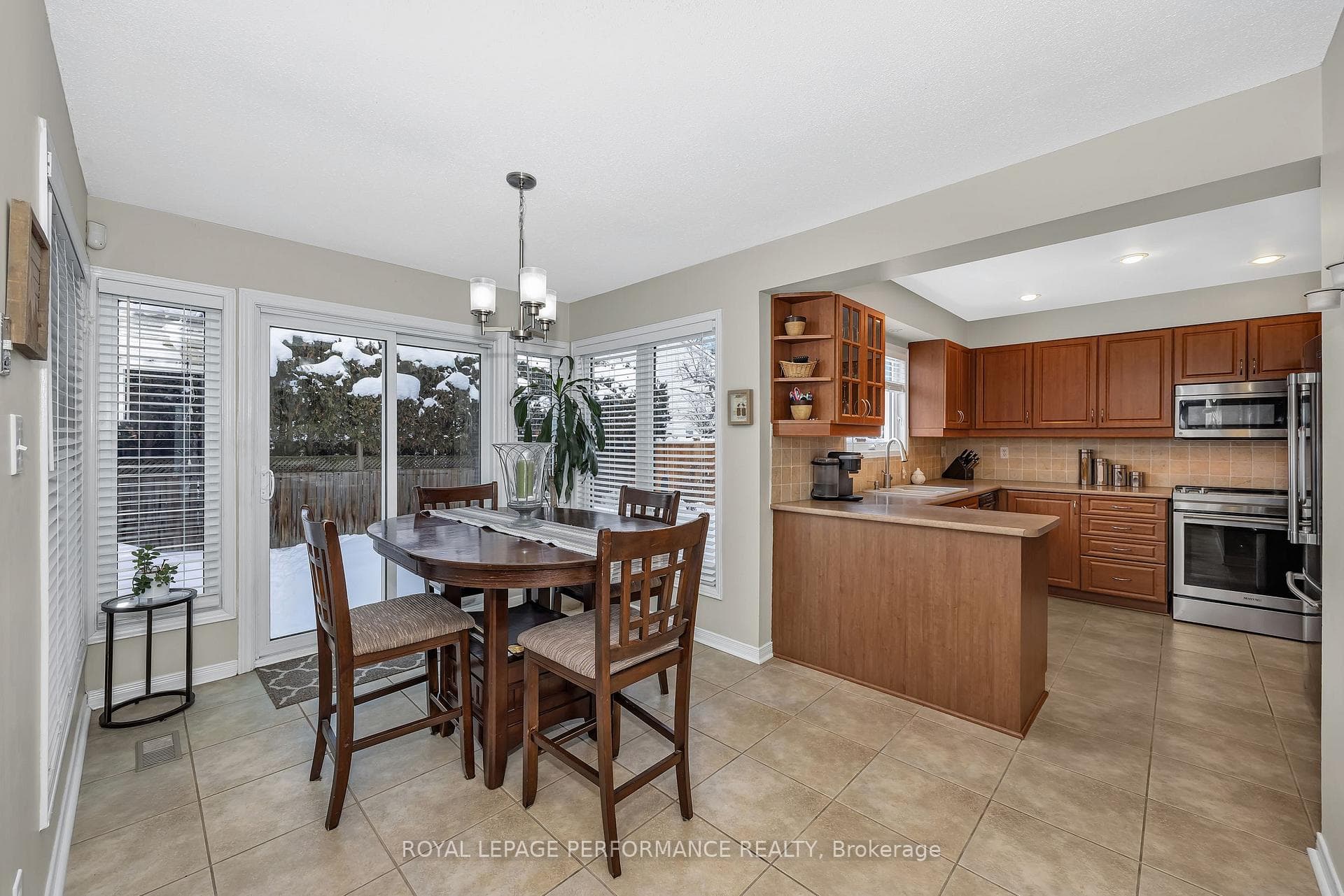 1391 Mountainside Crescent photo 12