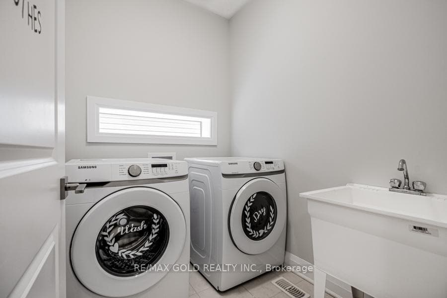 699 Thomas Slee Drive photo 22
