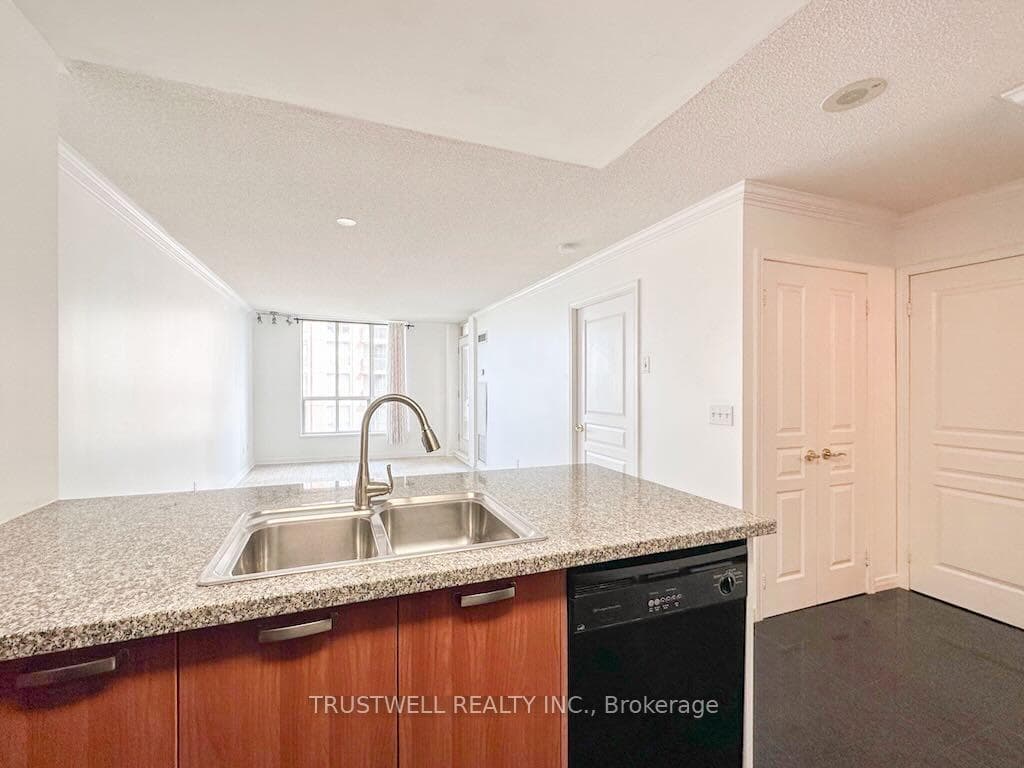 51 Harrison Garden Boulevard Unit LPH05 photo 3