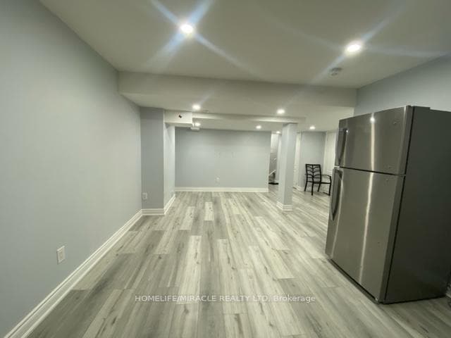 18 Vezna Crescent Unit Bsmt photo 3