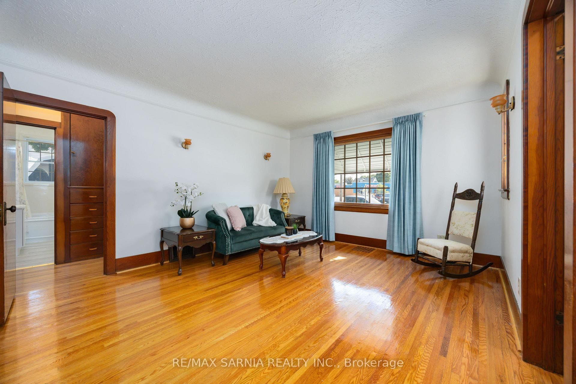 568 Devine Street photo 3