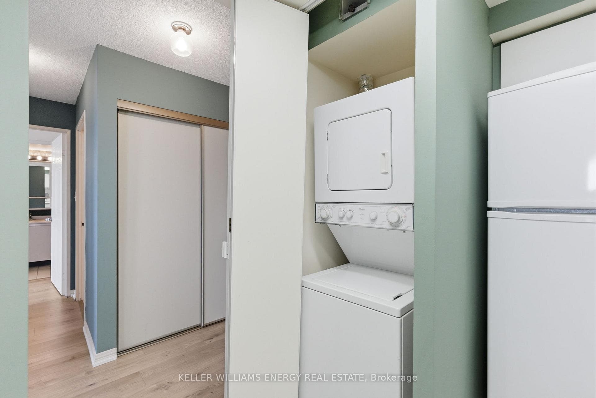711 Rossland Road Unit 901 photo 9