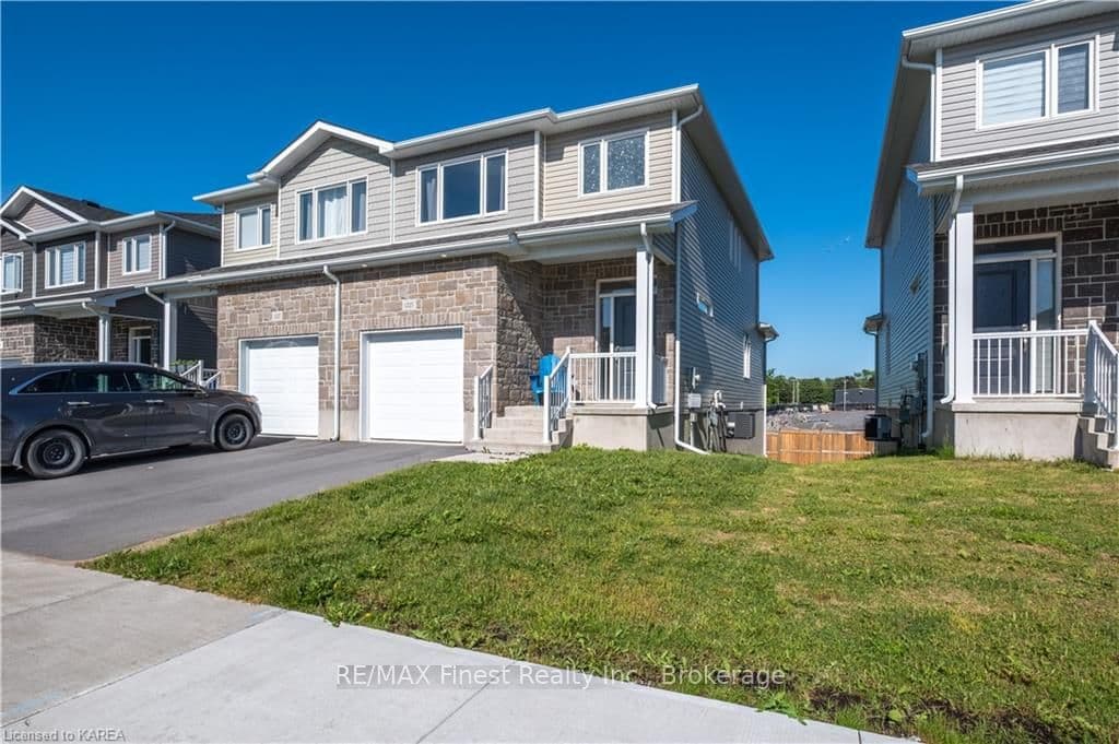 1225 MAX Crescent photo 2