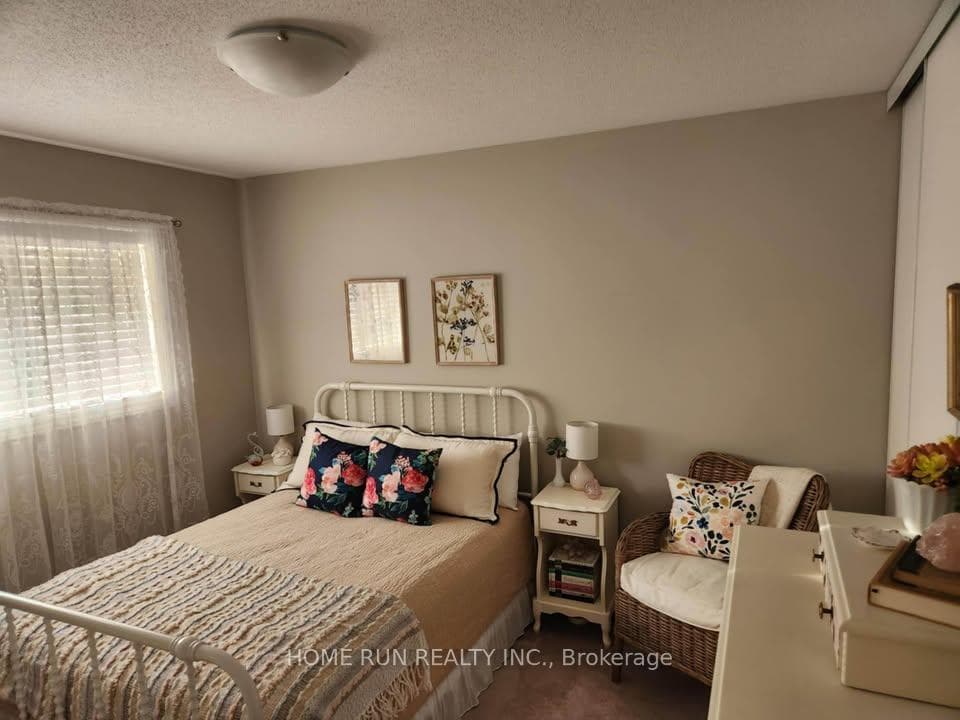 209 Saddleback Crescent photo 9