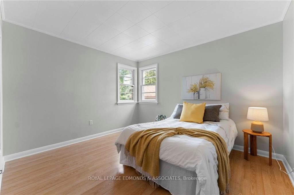 586 ROY Street photo 16