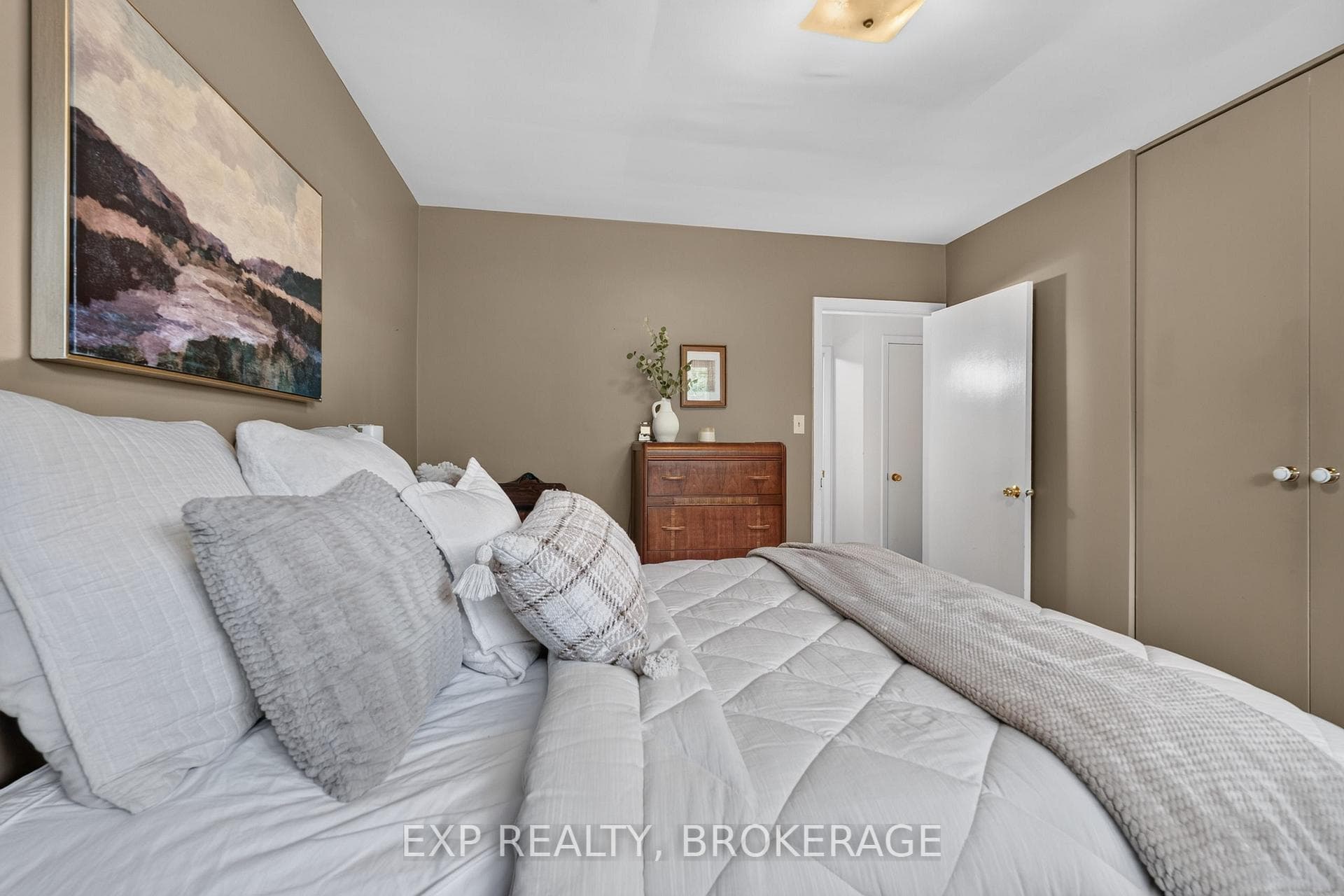 11 PEMBER Place photo 16