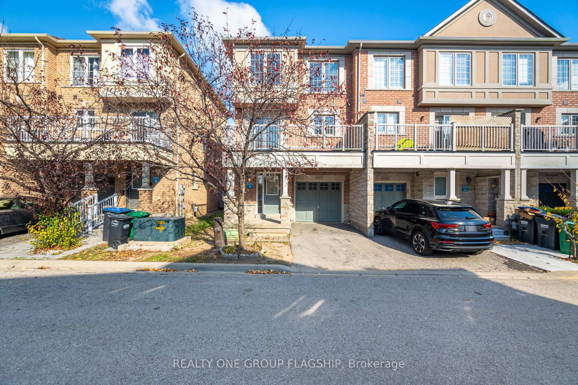 1082 Felicity Crescent photo 2