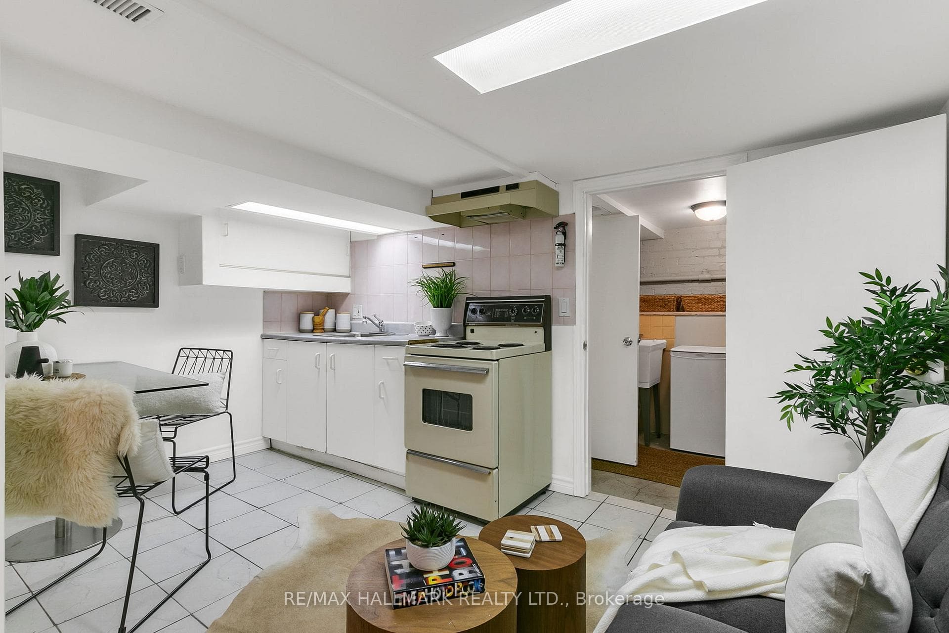 697 Mortimer Avenue photo 33