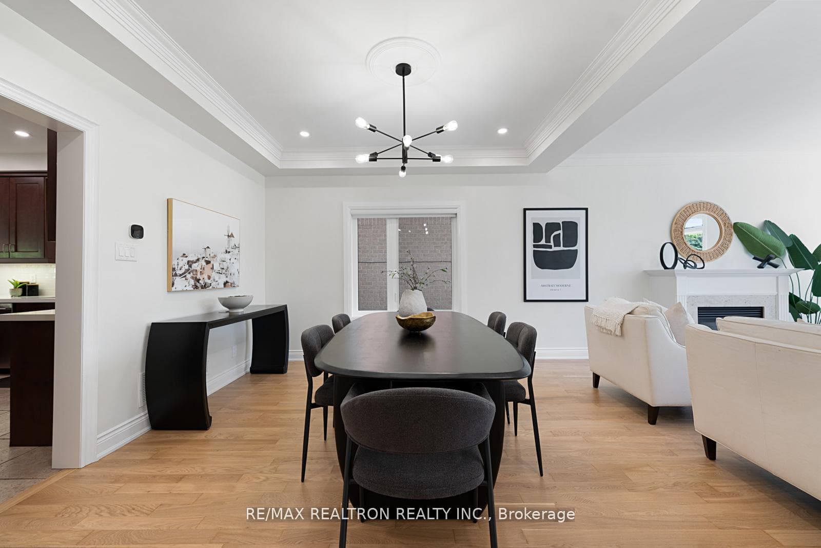 24 Model Avenue photo 10