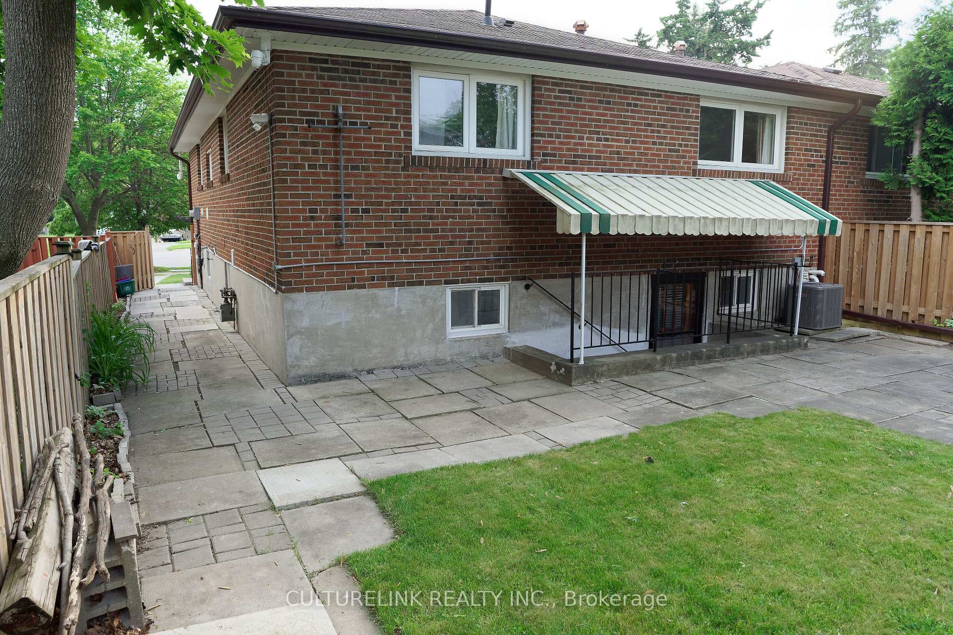 23 Lowbank Court photo 6