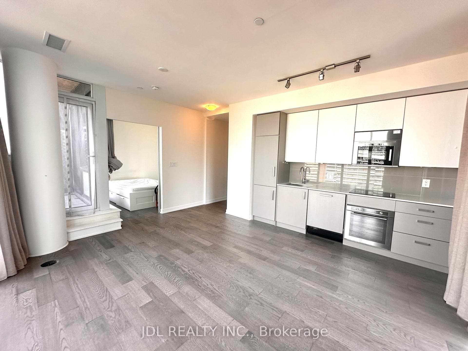 17 Dundonald Street Unit 1801 photo 4