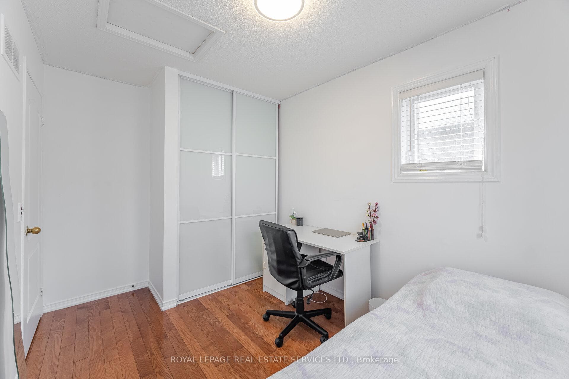 833 Scollard Court Unit 30 photo 23