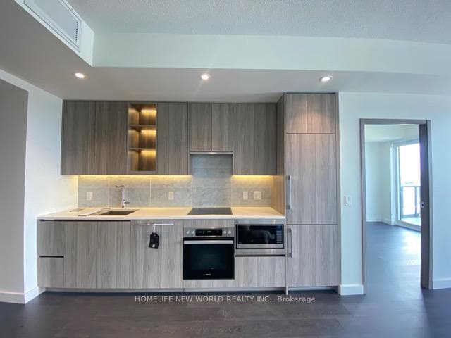 95 McMahon Drive Unit 2010 photo 2