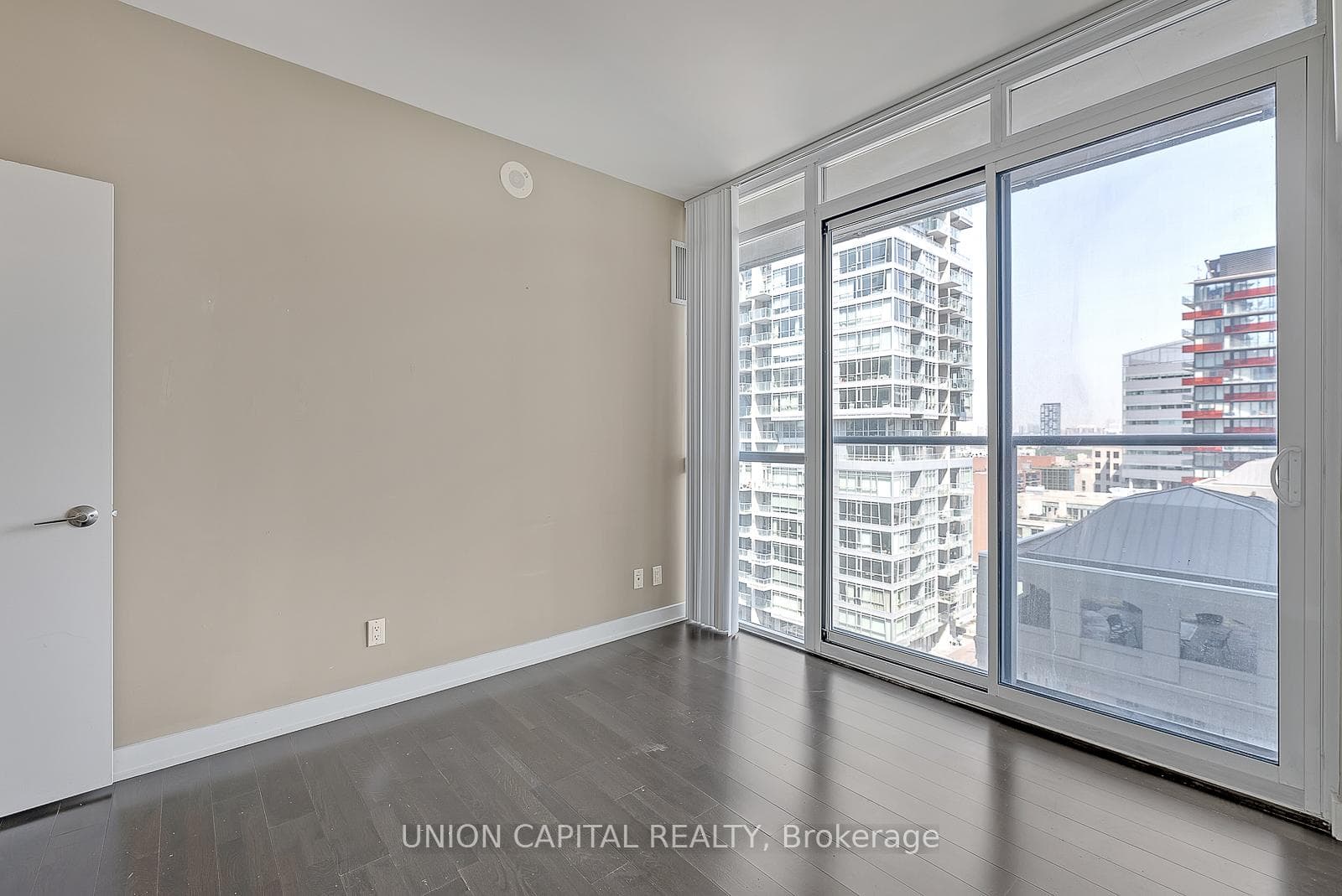 126 Simcoe Street Unit 1804 photo 7