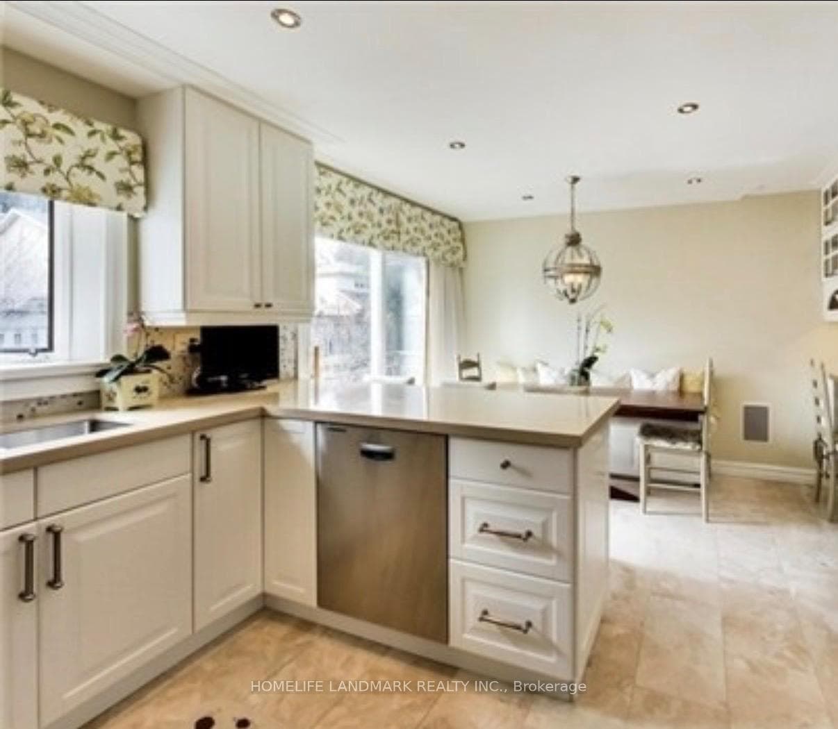 15 Tofino Crescent photo 5