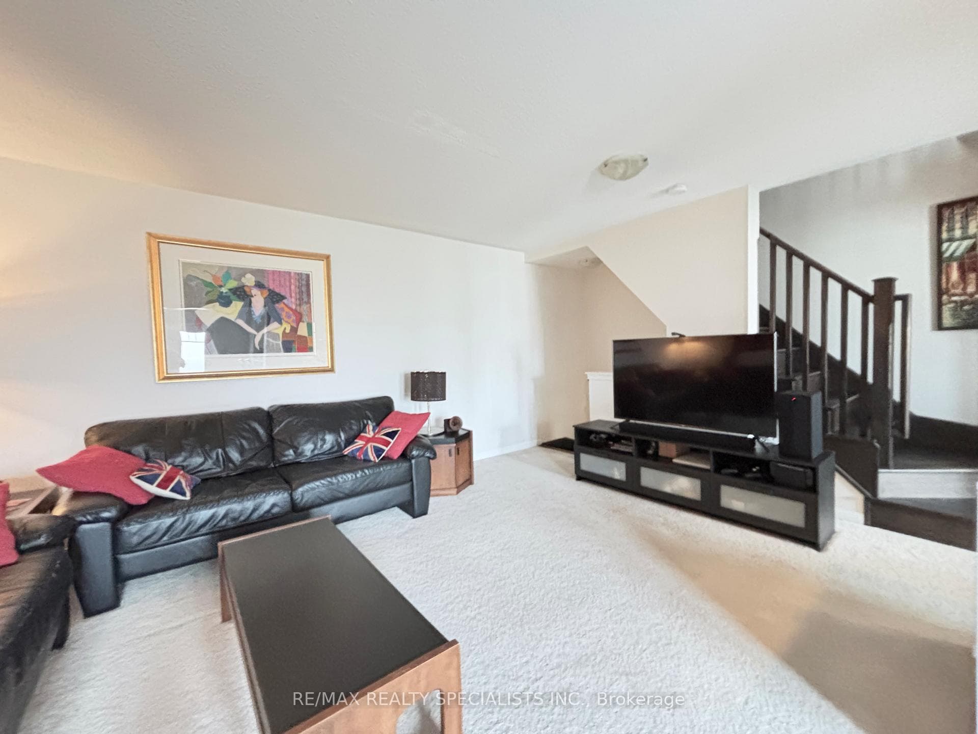 230 Mortimer Crescent photo 4