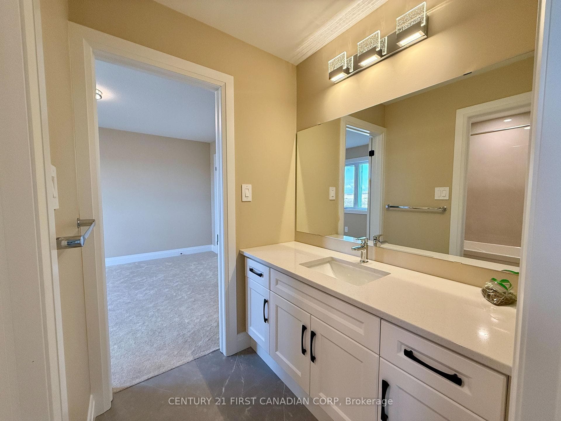 1561 Wright Crescent photo 19