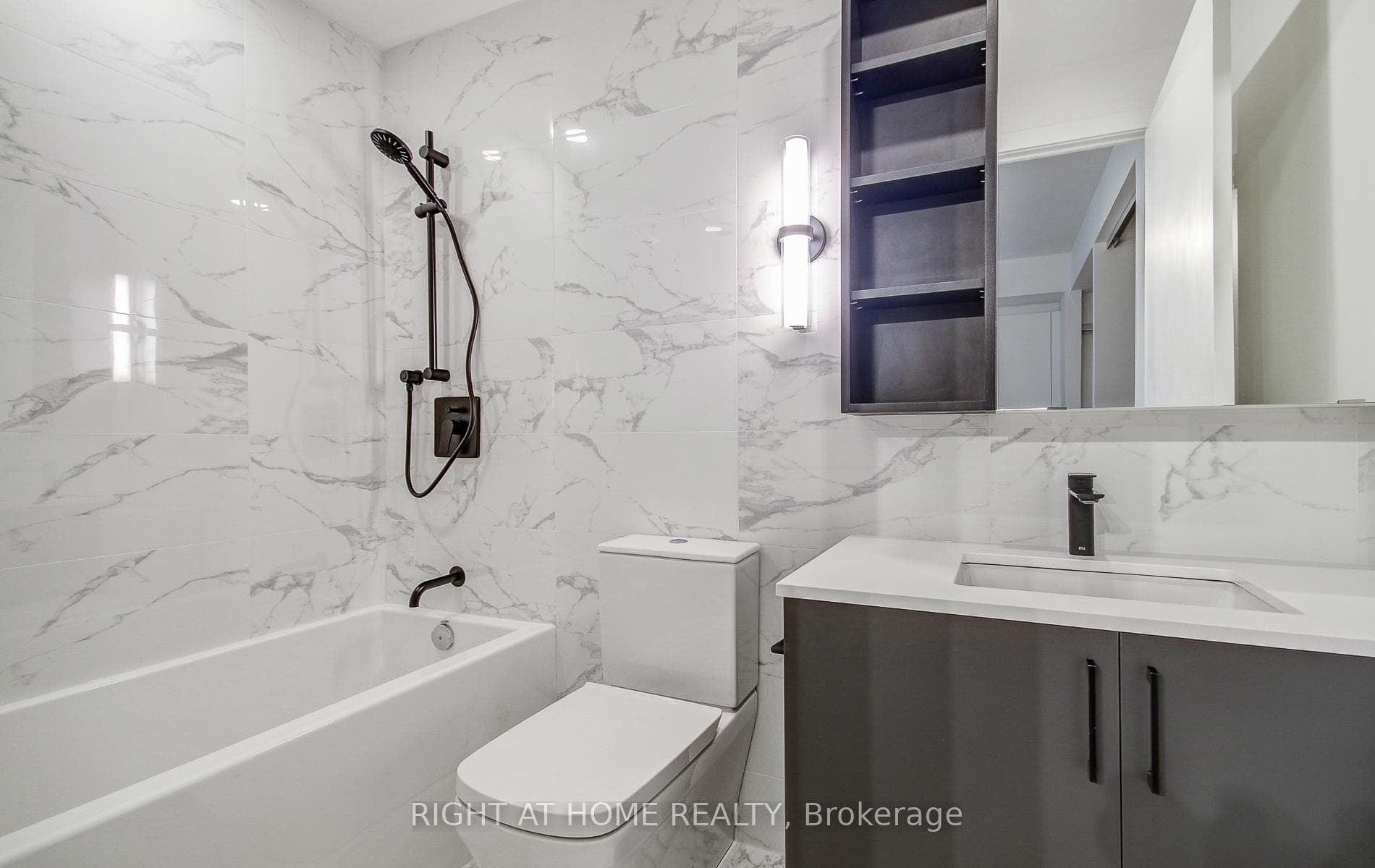 689 The Queensway N/A Unit 304 photo 13