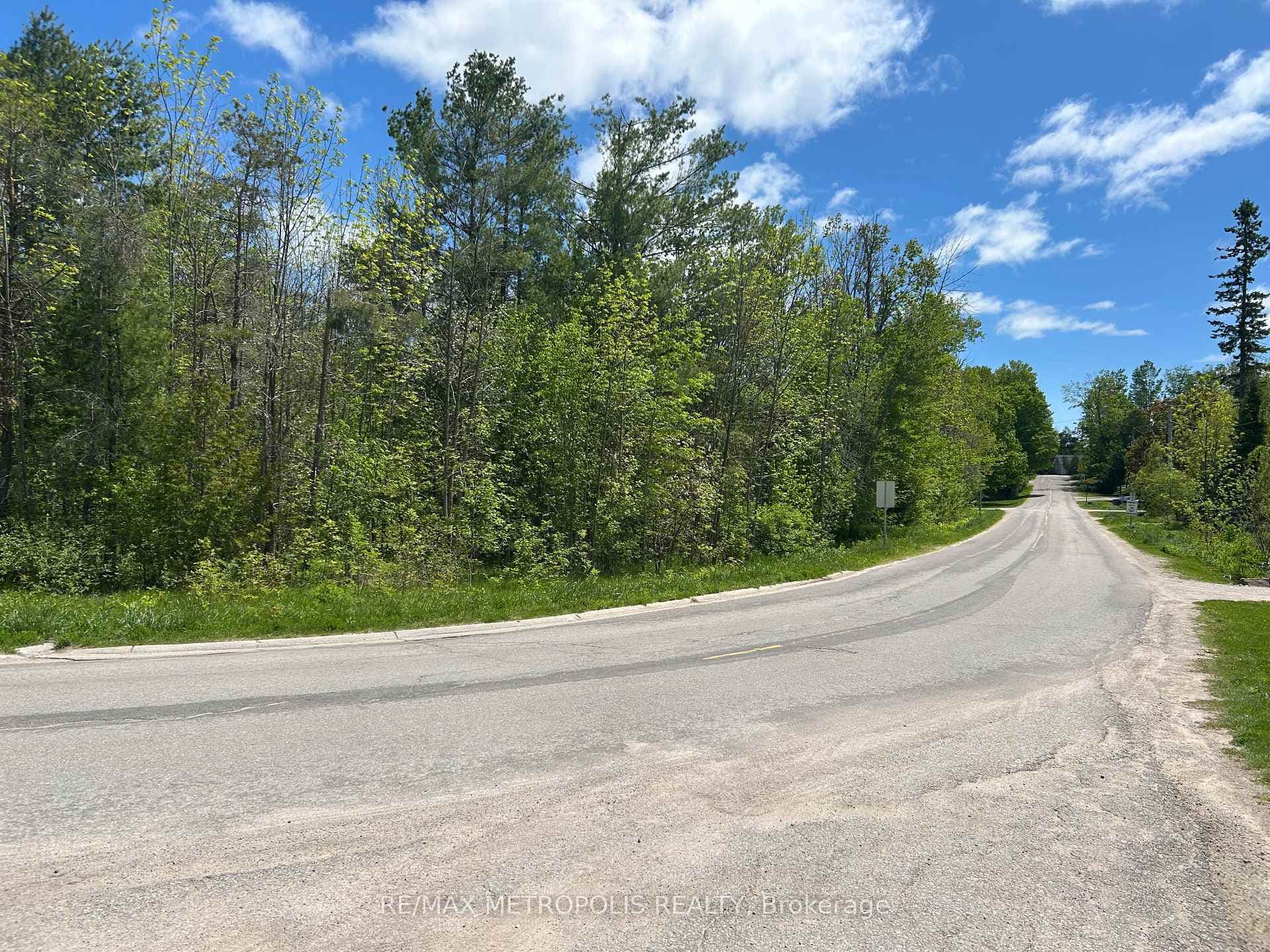 593 Lakeshore Road photo 4