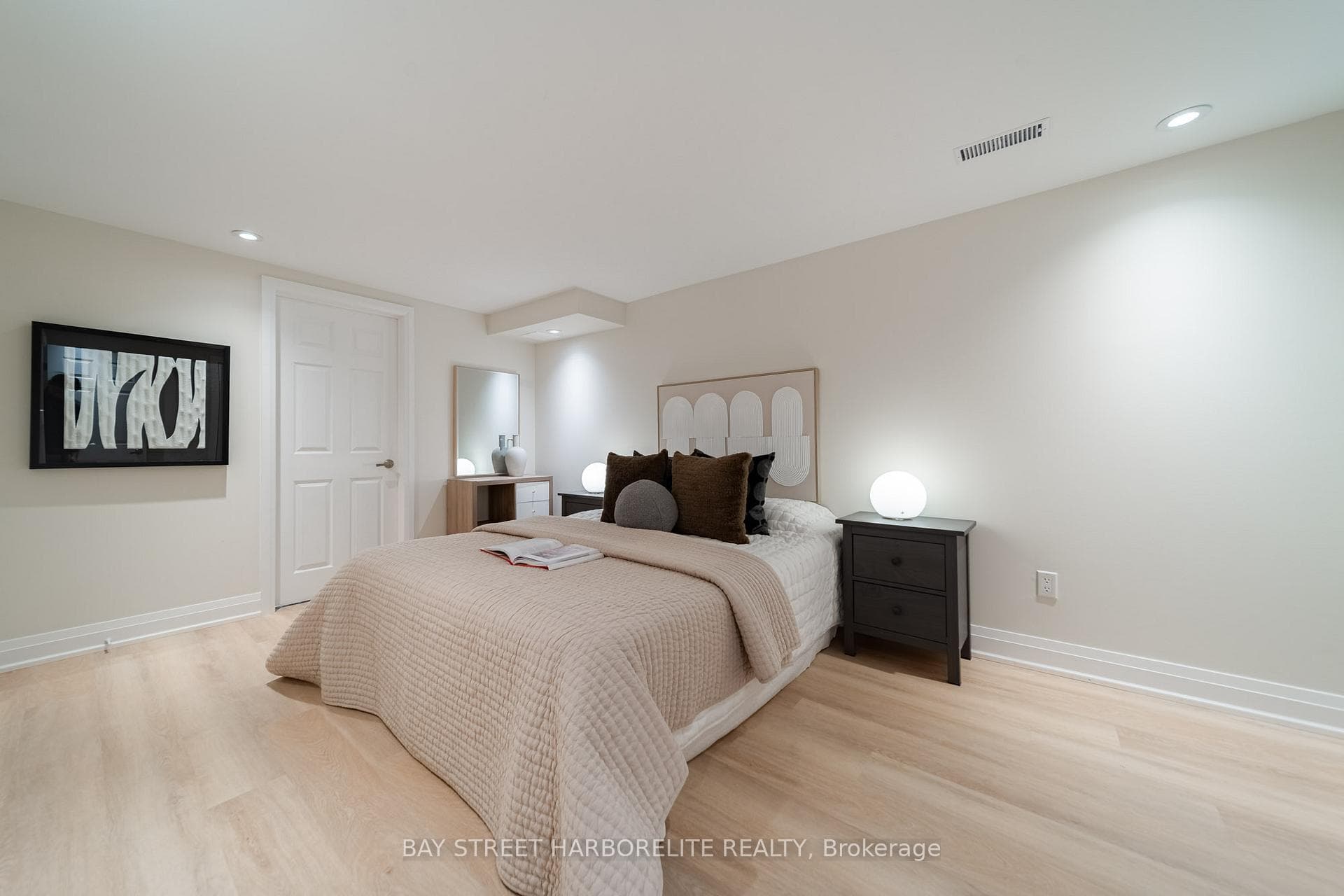 2366 Devon Road photo 28