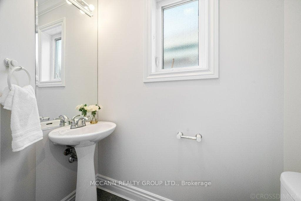 29 Roe Avenue photo 23