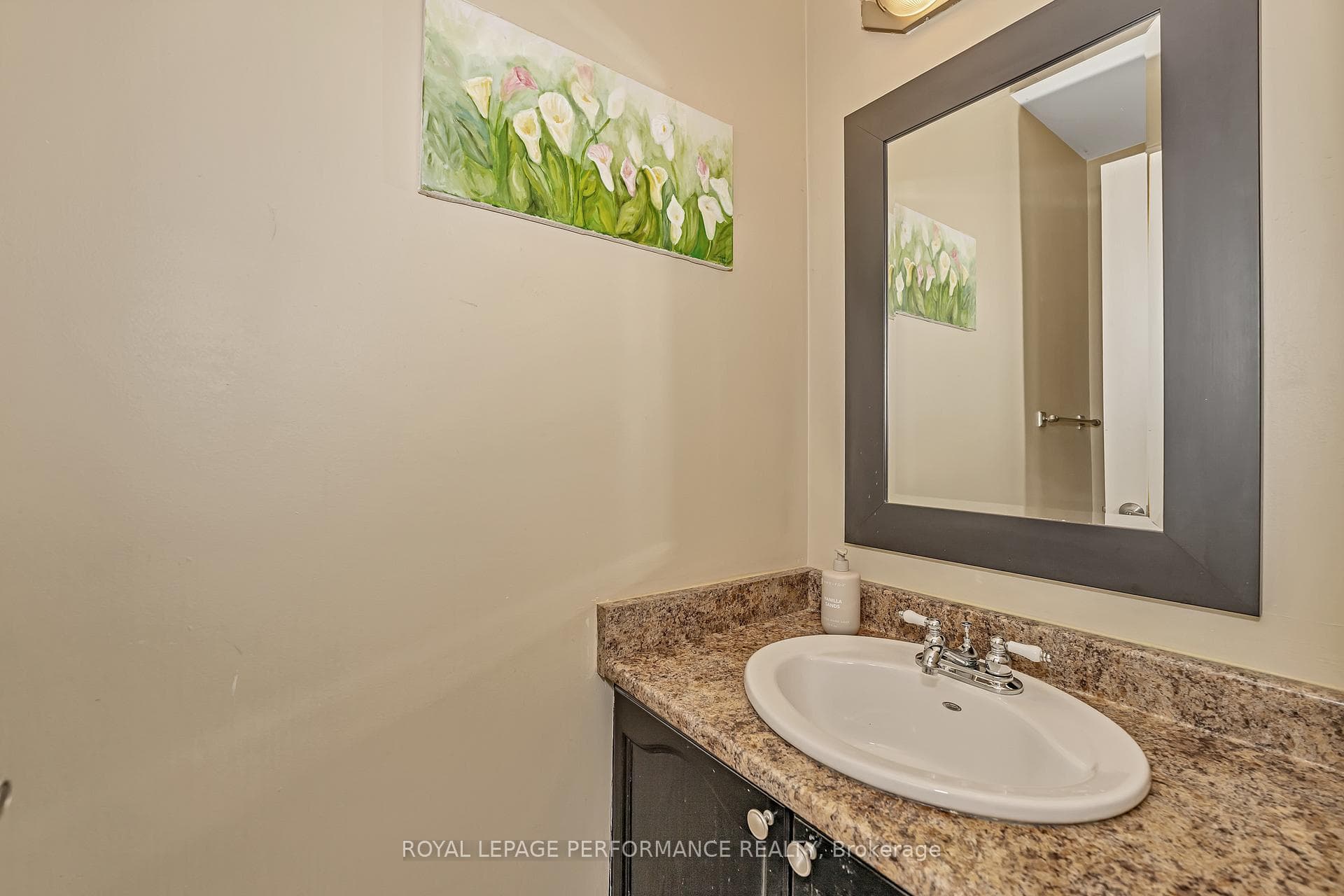 1590 Briarfield Crescent photo 4