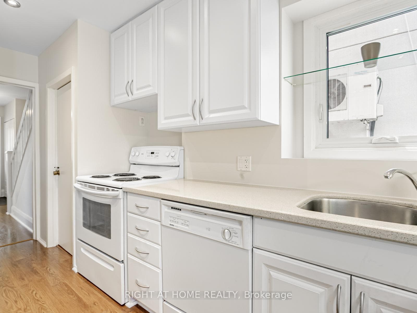 452 Soudan Avenue photo 19