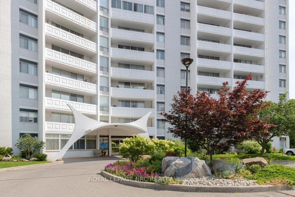 Well maintained property w plenty of guest parking