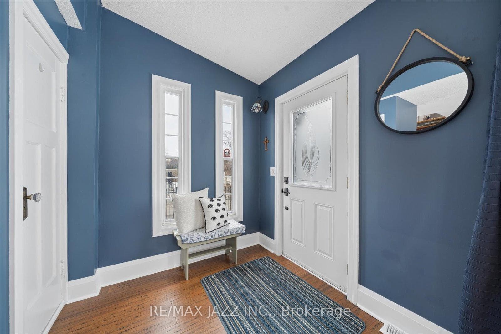 566 Masson Street photo 5