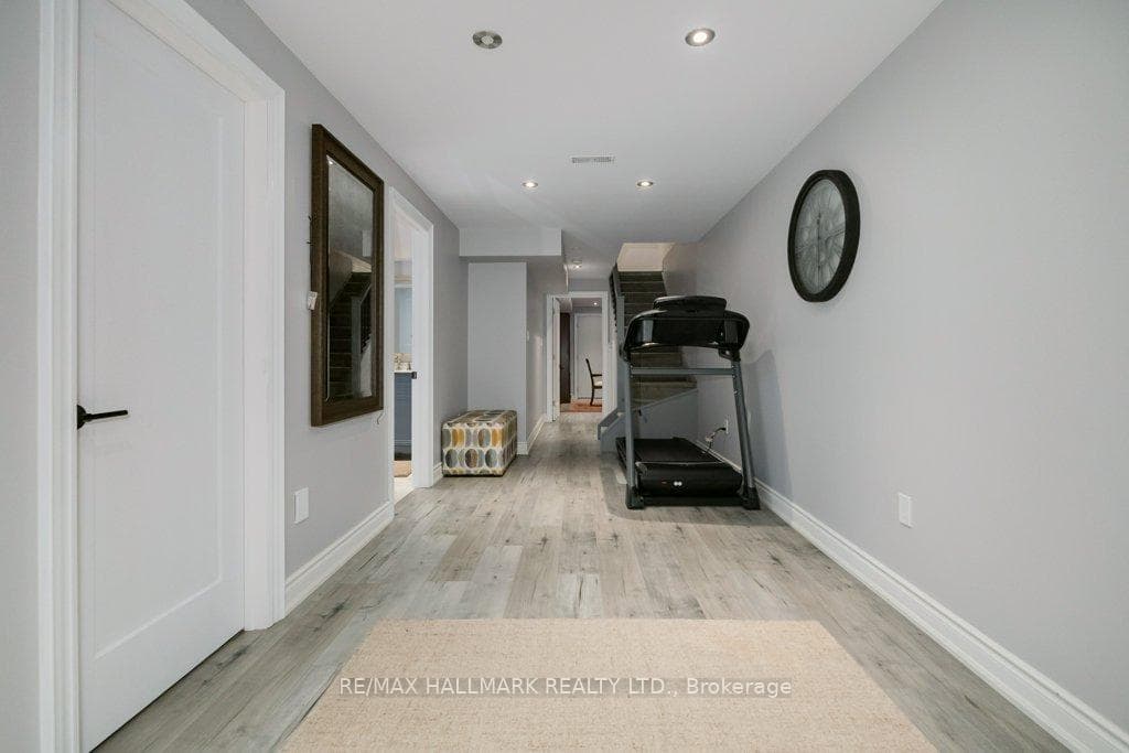 245 Cranbrook Crescent photo 30
