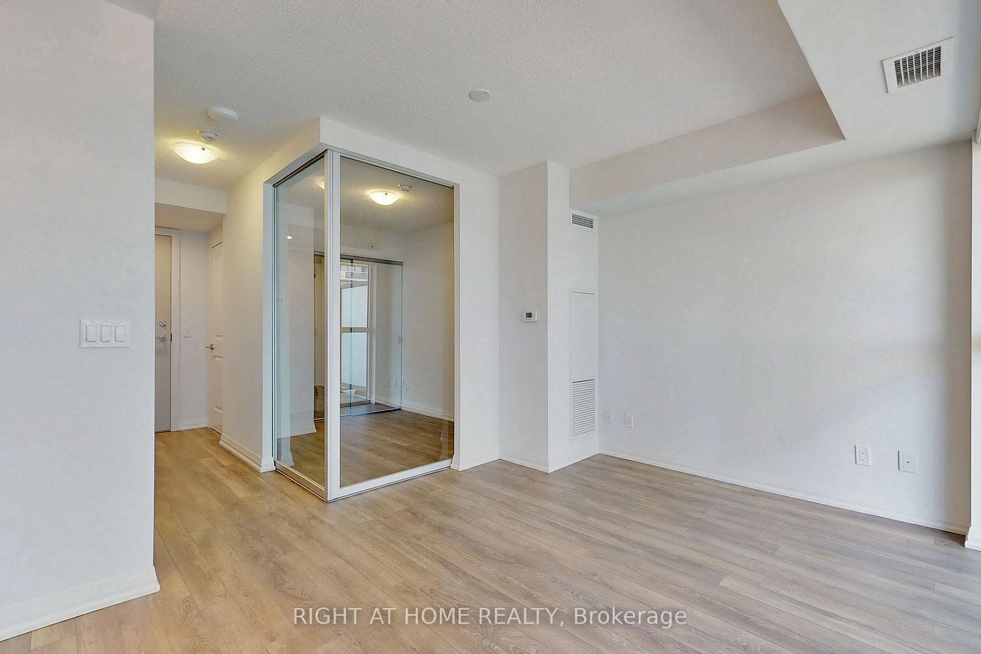 30 Meadowglen Place Unit 802 photo 3