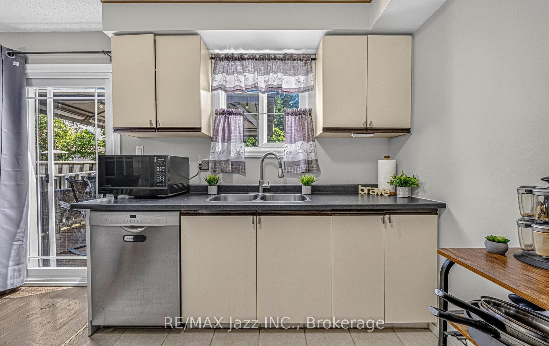 1387 Ritson Road photo 8