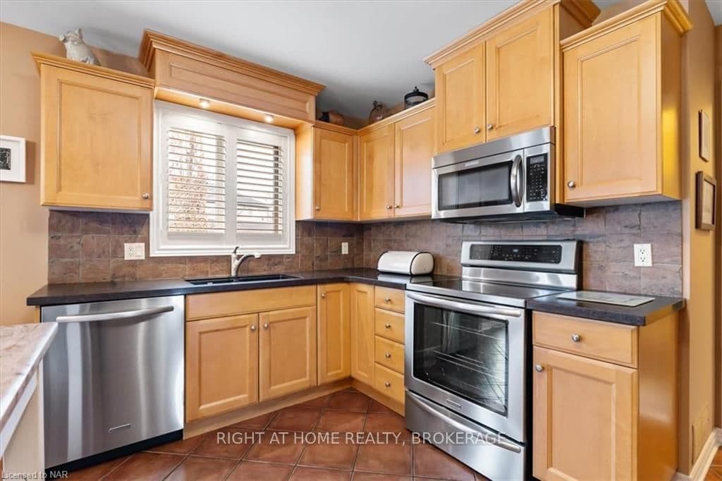 56 MCCAFFERY Crescent photo 16
