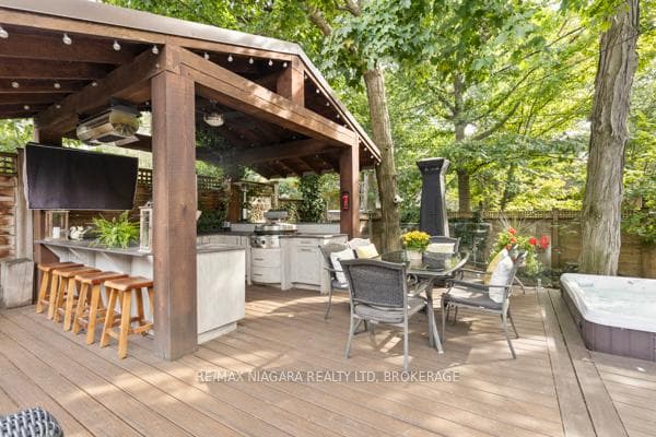 OUTDOOR KITCHEN