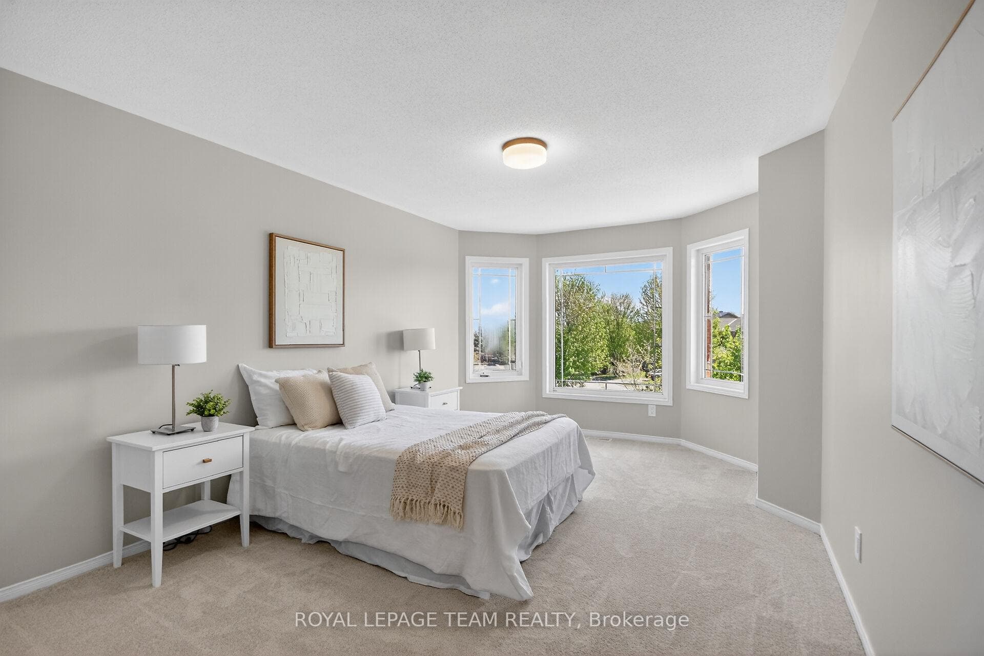 Second bedroom w/ 4 pce ensuite and walk-in closet