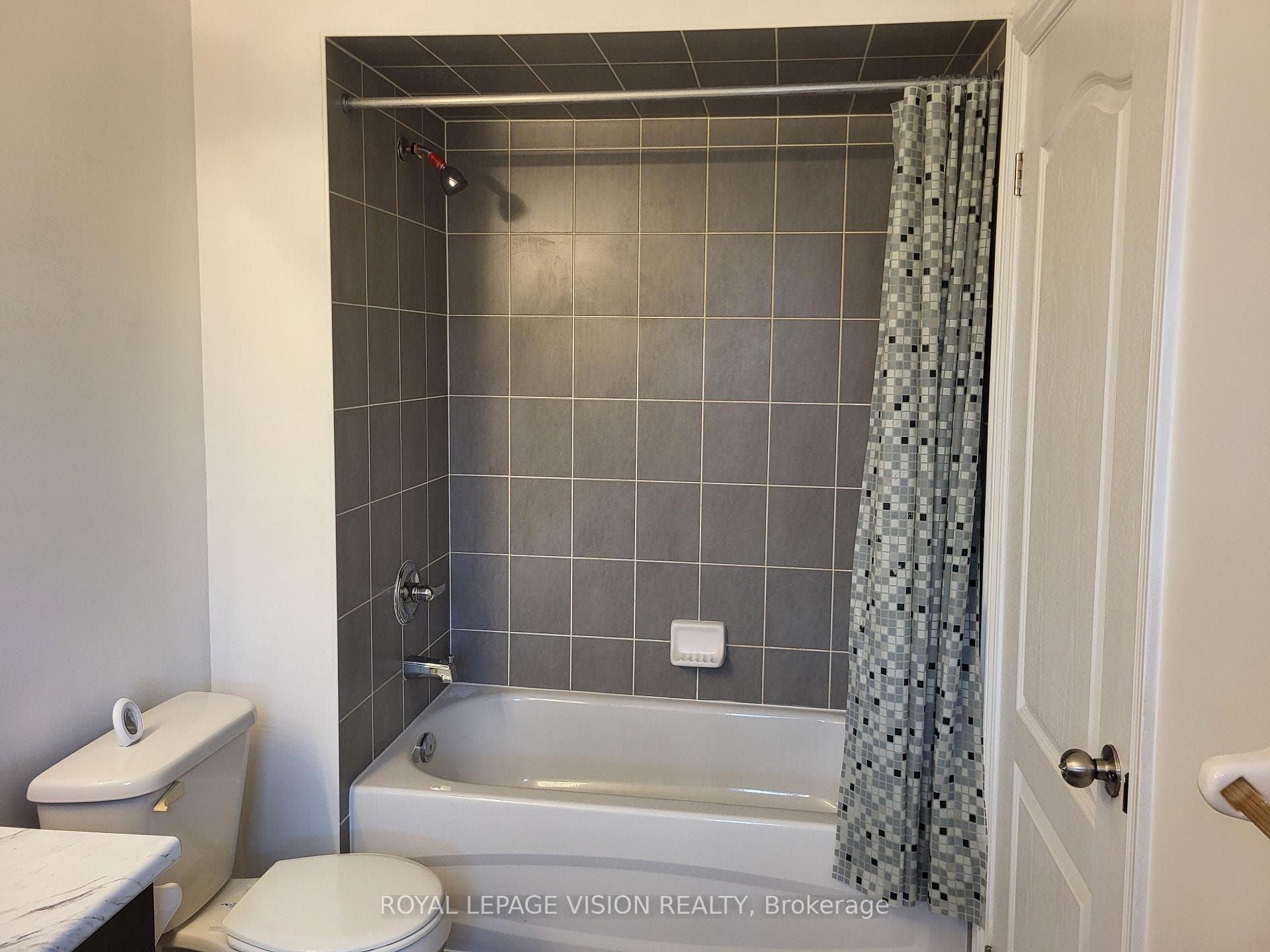715 Agnew Crescent Unit Upper photo 30