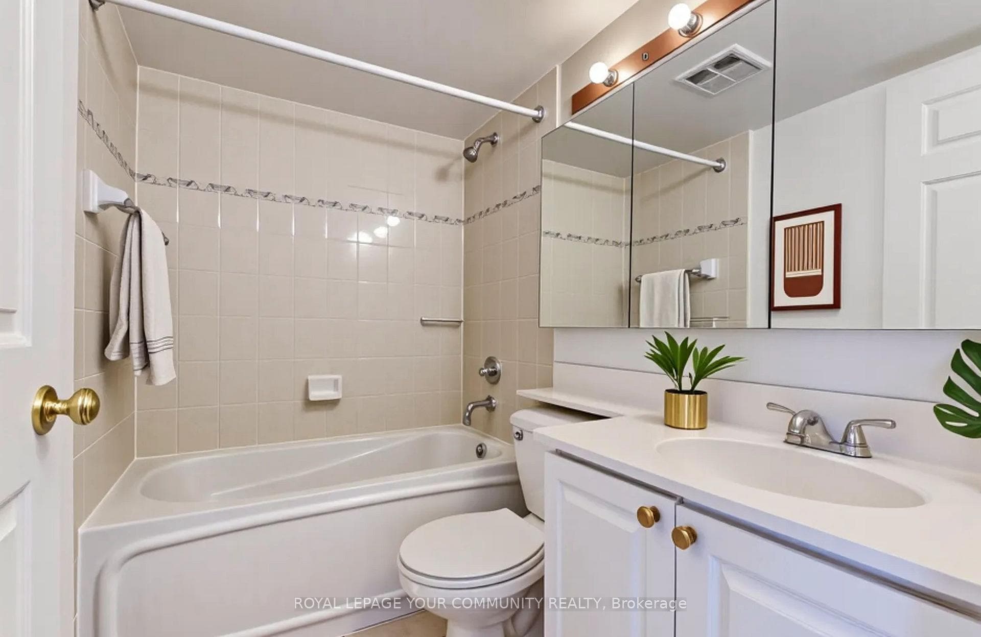 889 Bay Street Unit 512 photo 6