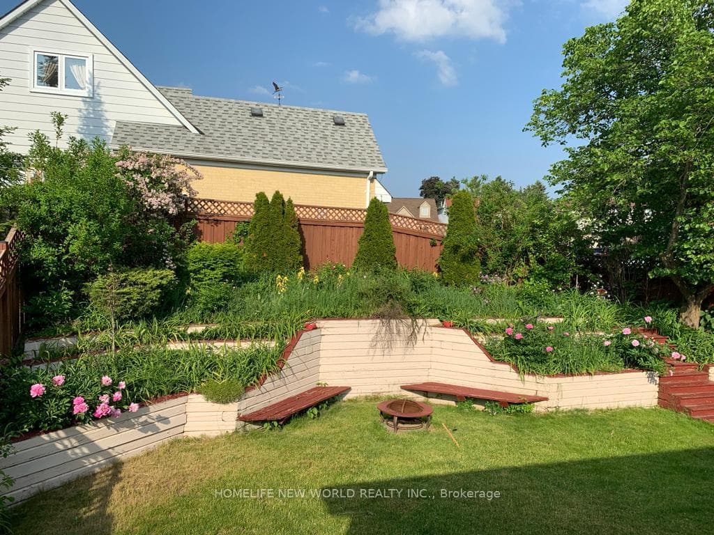 643 Irwin Crescent photo 36